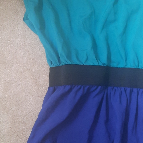 Color-block Dress - Picture 2 of 10